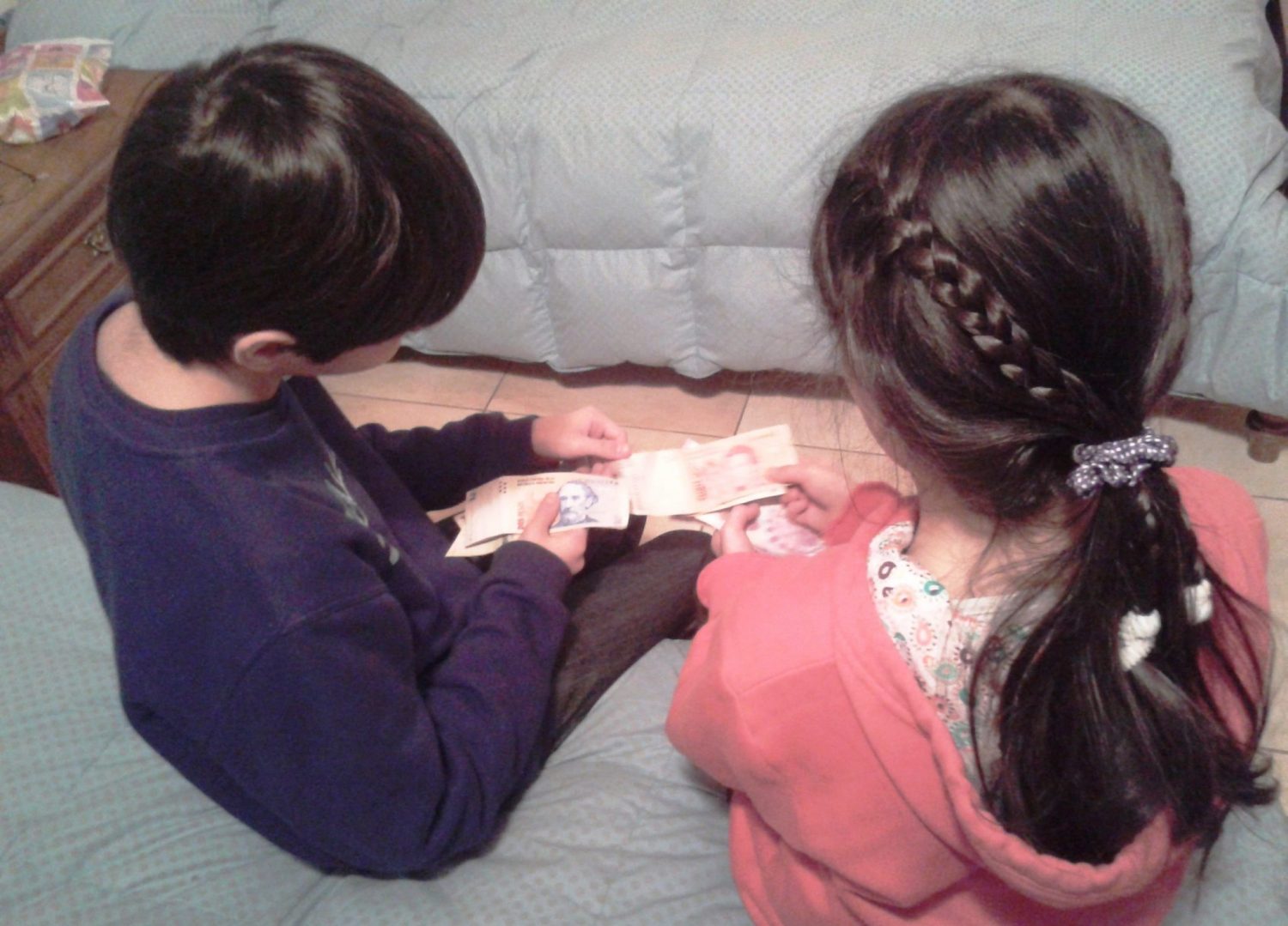 enseñar-a-hijos-a-manejar-el-dinero